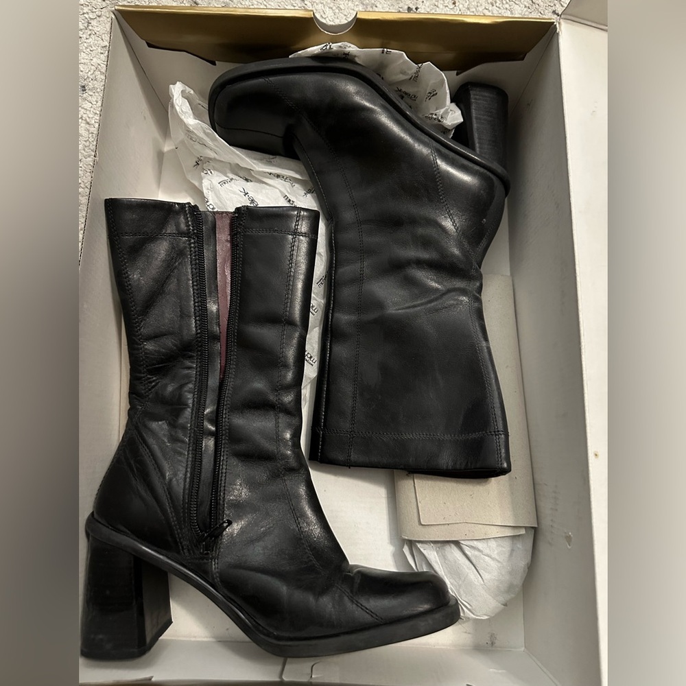 Skechers by Michelle K Black Leather Women's Boots with side zip Size 6